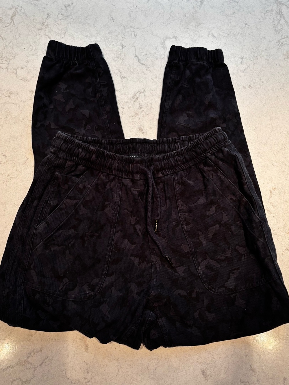 Athleta Farallon Jogger. Blk camo